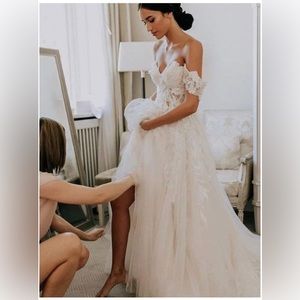 A-Line/ Tulle Off-the-Shoulder Wedding Dress